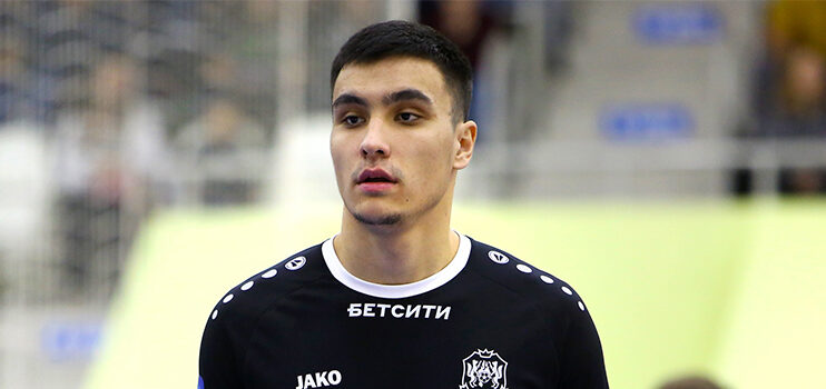 Азиз Муждаков игрок «Кристалла»